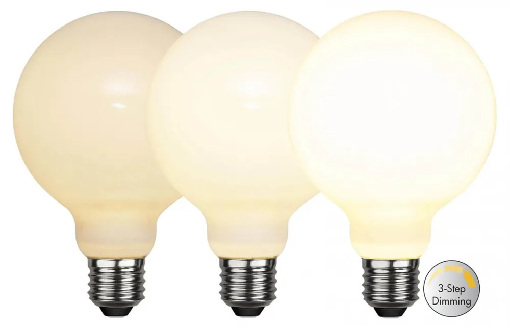 Handla nu E27 Glob95 RA90 3-Stegs Dimbar 7W 2700K 800lm Opal LED-Lampa