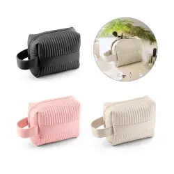 Begränsat antal GILI. PU-handväska (21 % återvunnen PU och 30 % återvunnen polyester)